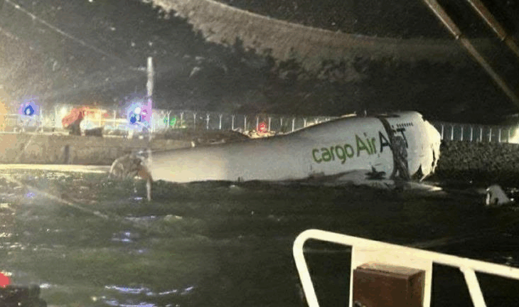 Новини світу - В аеропорту Гонконгу літак викотився у море, є загиблі