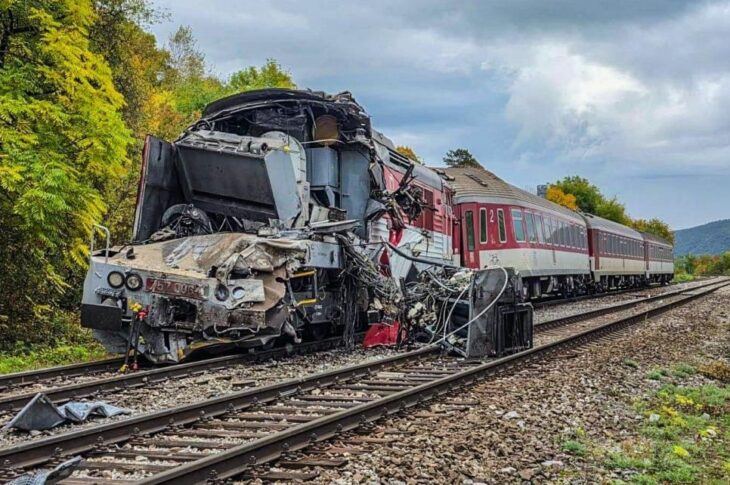 Новини світу - В Словаччині зіткнулися два поїзди: майже 100 потерпілих