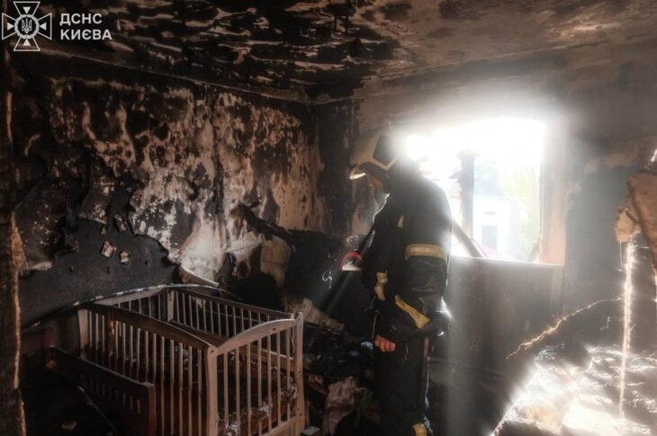 Новини Києва - Атака на Київ: рятувальник гасив власну квартиру