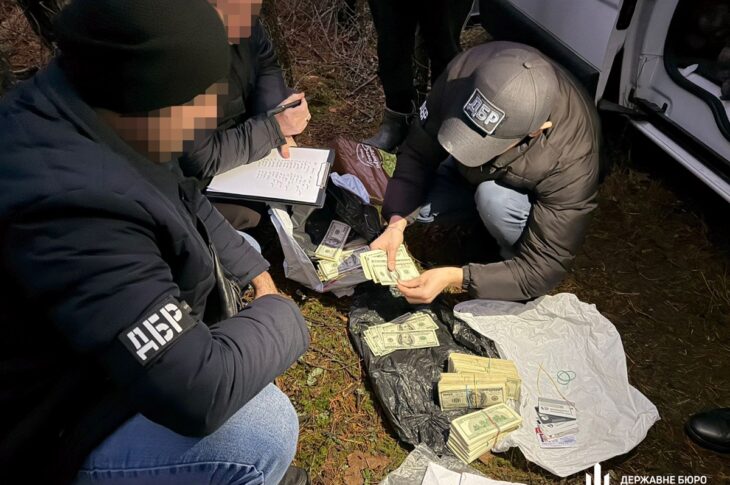 Новини Києва - Ховався в лісі з грошима: київський поліцейський отримав підозру