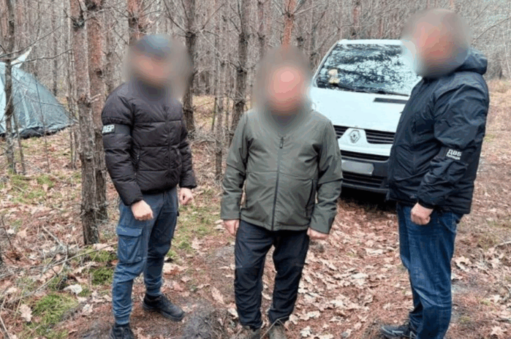 Новини Києва - Київського поліцейського, який ховався в лісі з 13 млн, заарештували