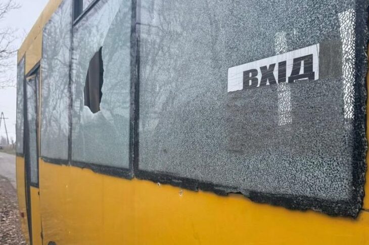 Новини України - Росіяни вдарили по автобусу у Краматорській громади, є поранені