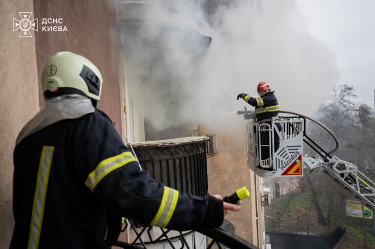 Новини Києва - У Києві через вибух зарядної станції загорілася квартира