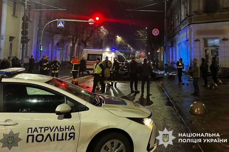 Новини України - У центрі Житомира Mercedes врізався в будинок: є загиблі