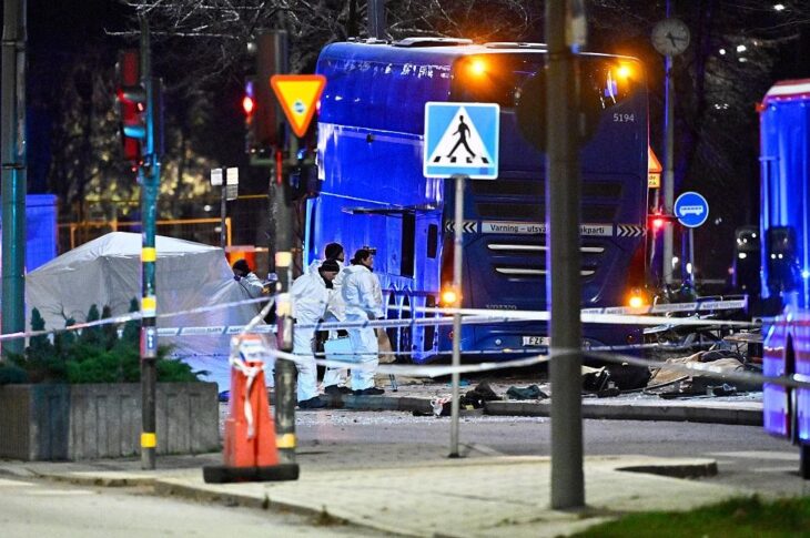 Новини світу - В Стокгольмі двоповерховий автобус врізався в зупинку з людьми: є загиблі