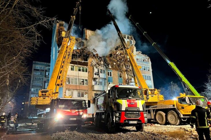 Новини України - В Тернополі продовжують розбирати завали будинку