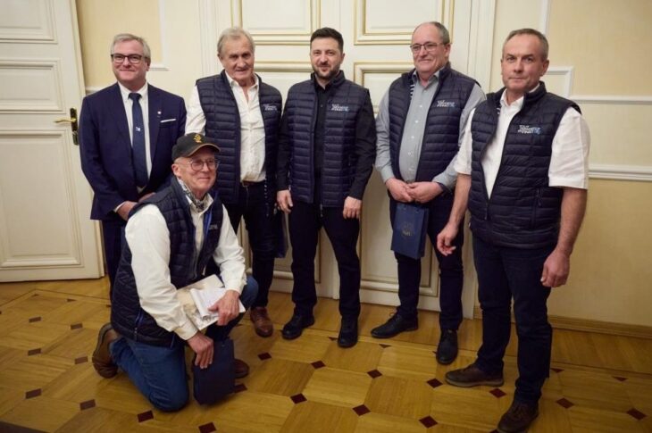 Новини України - Зеленський зустрівся з рибалками Франції, які передають антидронові сітки