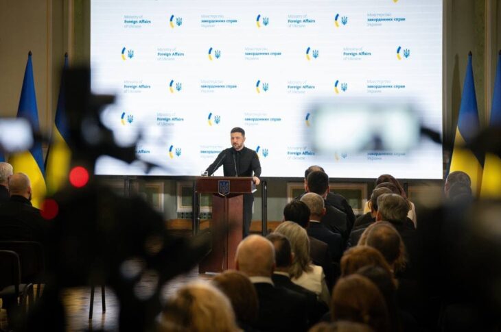 Спілкування Володимира Зеленського з медіа: дипломатія і фронт