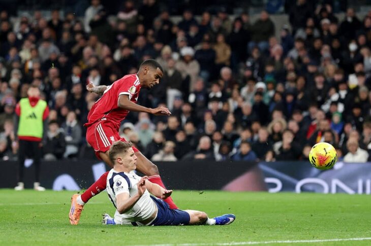 Новини спорту - Причина ранньої заміни: форвард Ліверпуля залишив гру після голу