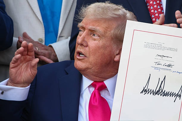 Новини світу - Трамп підписав оборонний бюджет з $800 млн Україні