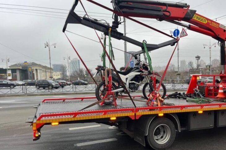 Новини Києва - У Києві вперше евакуювали мотоцикл за порушення ПДР