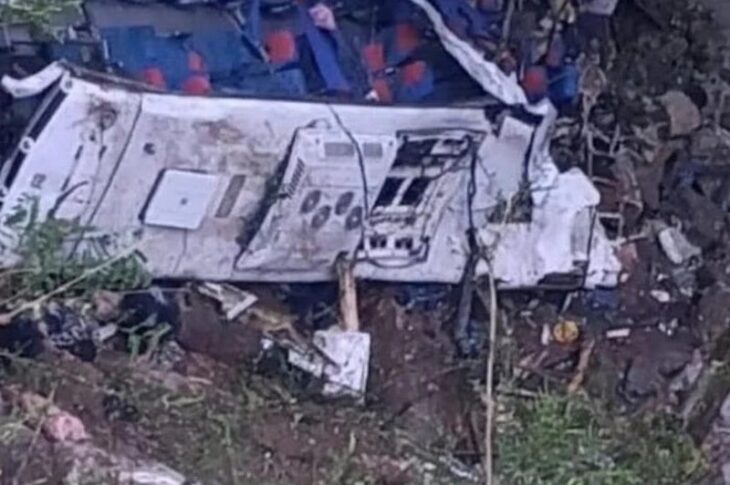 Новини світу - У Колумбії шкільний автобус впав у 80-метрову прірву: 16 загиблих