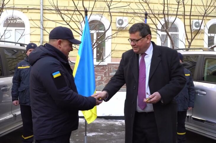 Велика Британія передала ДСНС України два броньовані автомобілі Toyota