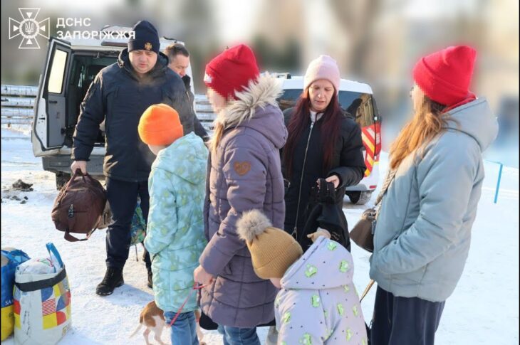 Запоріжжя: Офіцери ДСНС вивезли з-під обстрілів сім’ї з дітьми та їхніх улюбленців