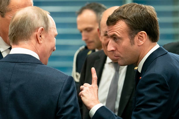 Новини світу - Макрон заявив про організацію діалогу з Путіним