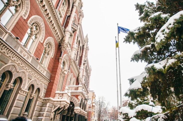 Новини бізнесу - НБУ продав понад $700 млн на тлі обвалу гривні