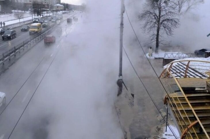 Новини Києва - У Києві 16-річна дівчина впала в яму з окропом