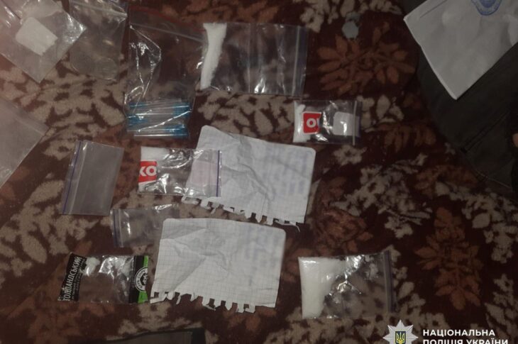 Новини Києва - У Києві судитимуть жінку, яка збувала наркотики з вікна квартири