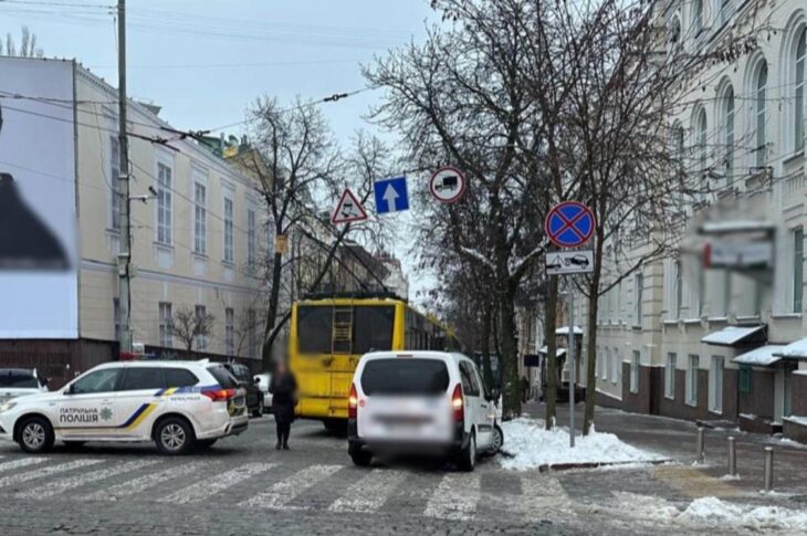 Новини Києва - У центрі Києва в проваллі дороги застряг тролейбус